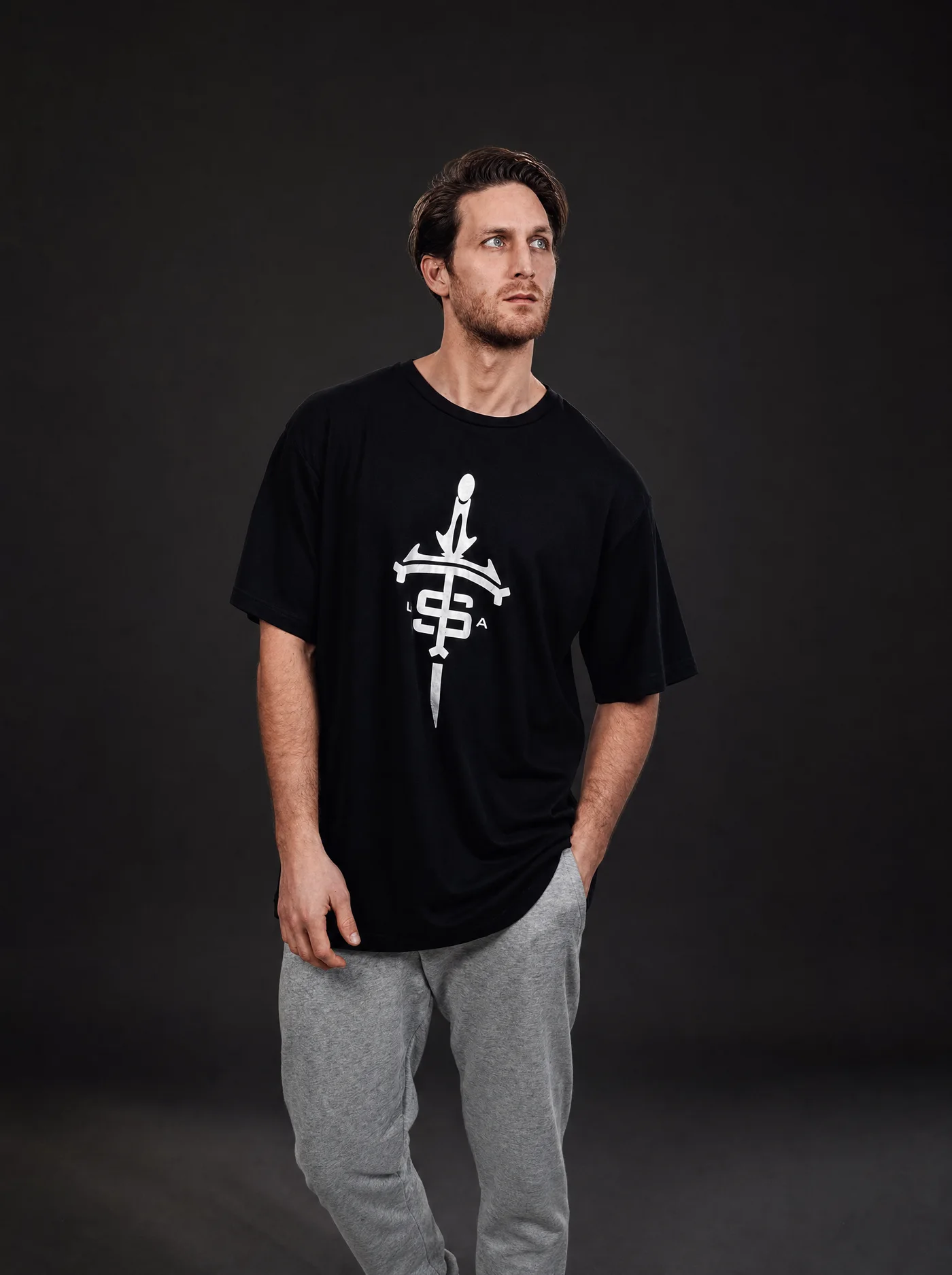 USA Oversize T-Shirt Sword — stüdyo çekimi