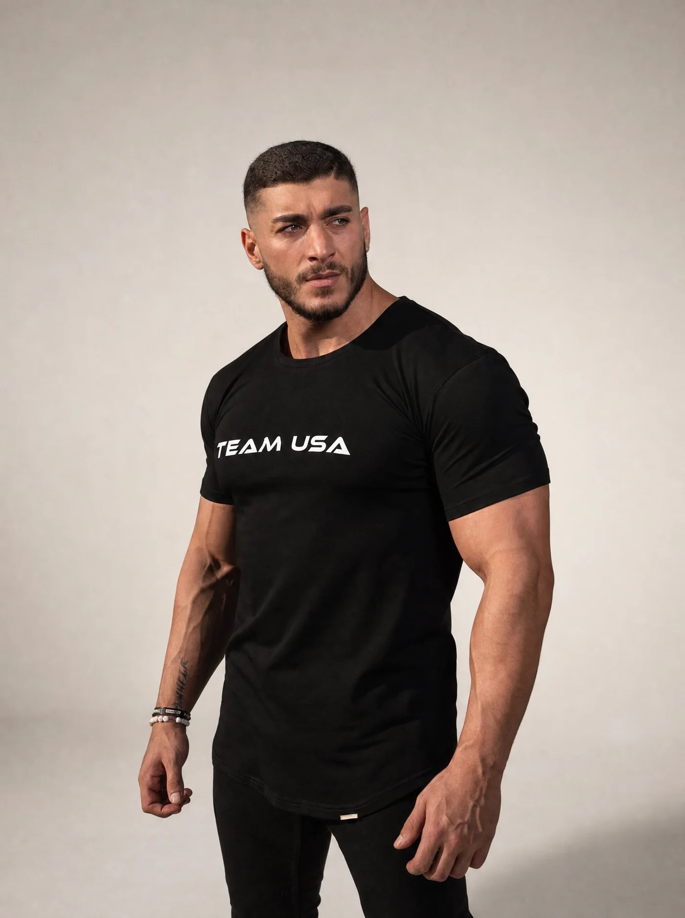 USA Slim Fit T-Shirt White Logo — stüdyo çekimi